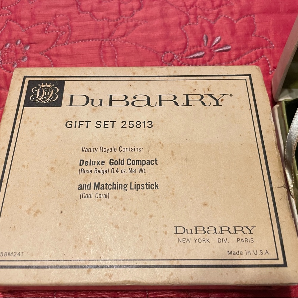 Vintage Dubarry makeup Gift set Gold Compact and Lipstick Set Never used - Picture 2 of 14